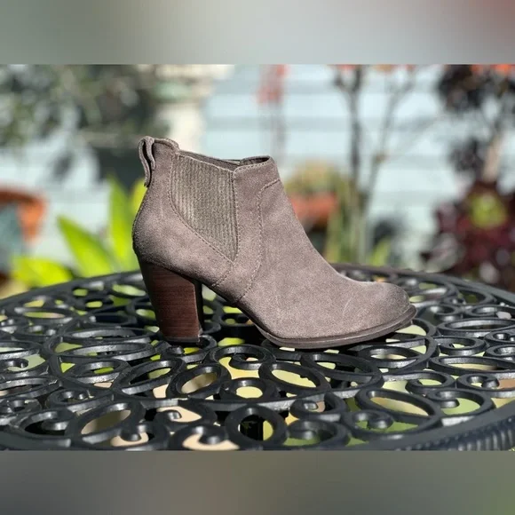 UGG — Cobie II Chelsea Boots - Picture 2 of 8